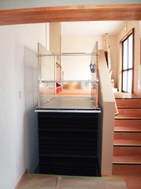 施工事例：段差解消機の設置　上階到達後の様子