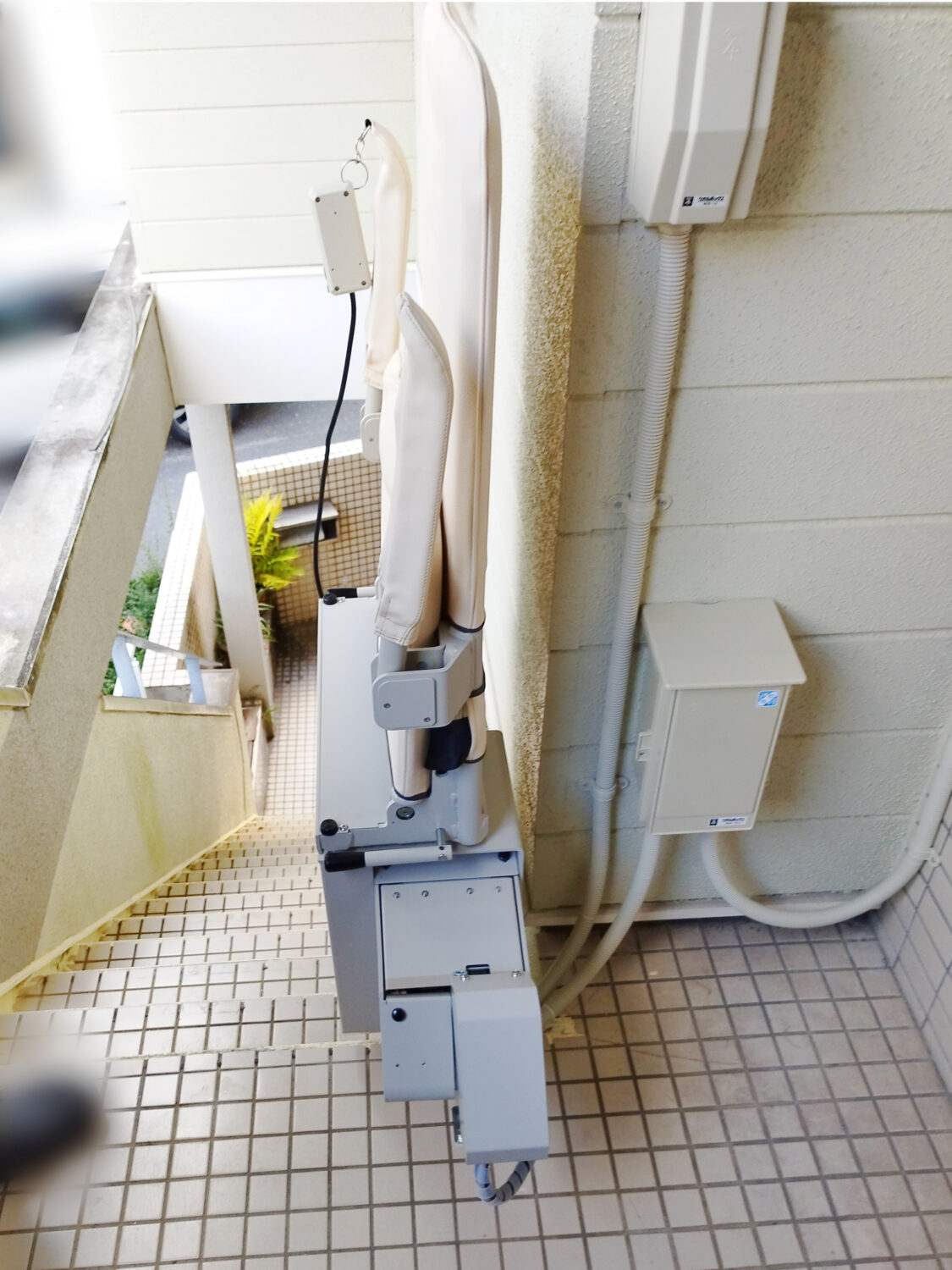 施工事例：椅子式階段昇降機　昇助くんSEO9設置の様子　横から撮影