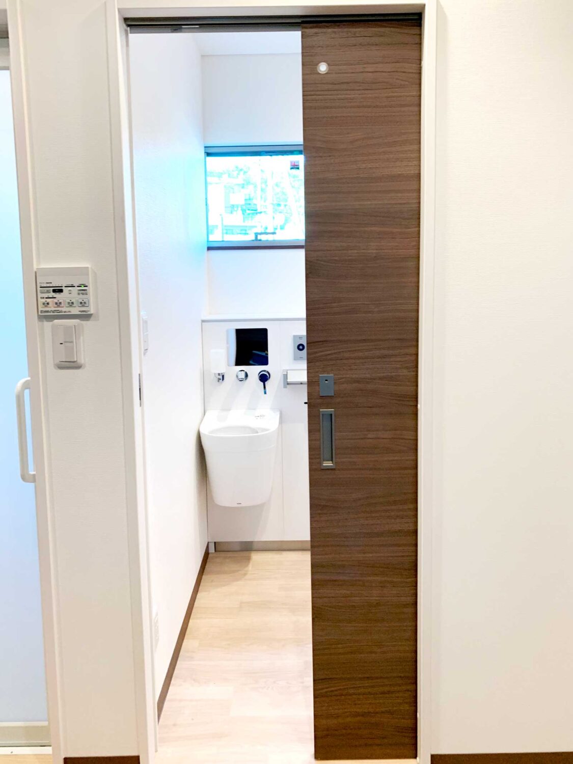 施工事例：シャワーユニットの隣のトイレとオストメイト