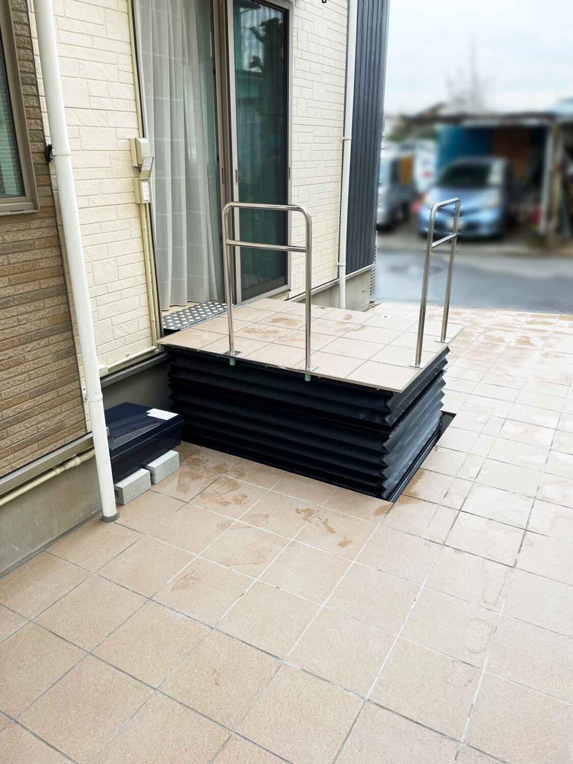 施工事例：段差解消機の設置　動作を始めると床が垂直に上がっていきます。