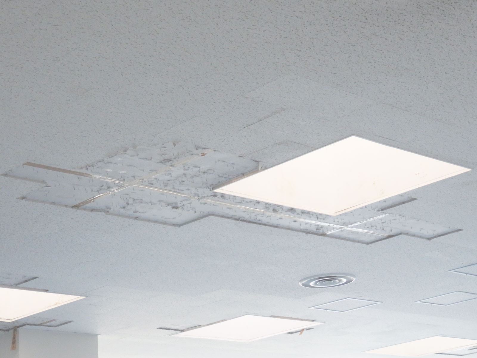 プール天井修繕　施工前②