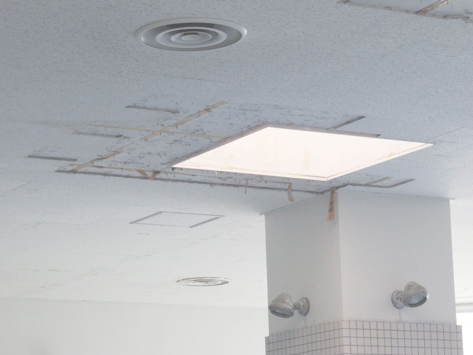 プール天井修繕　施工前