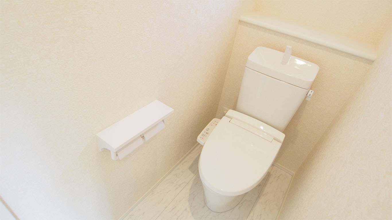 トイレ｜小型ヒーターと温水洗浄便座で快適に