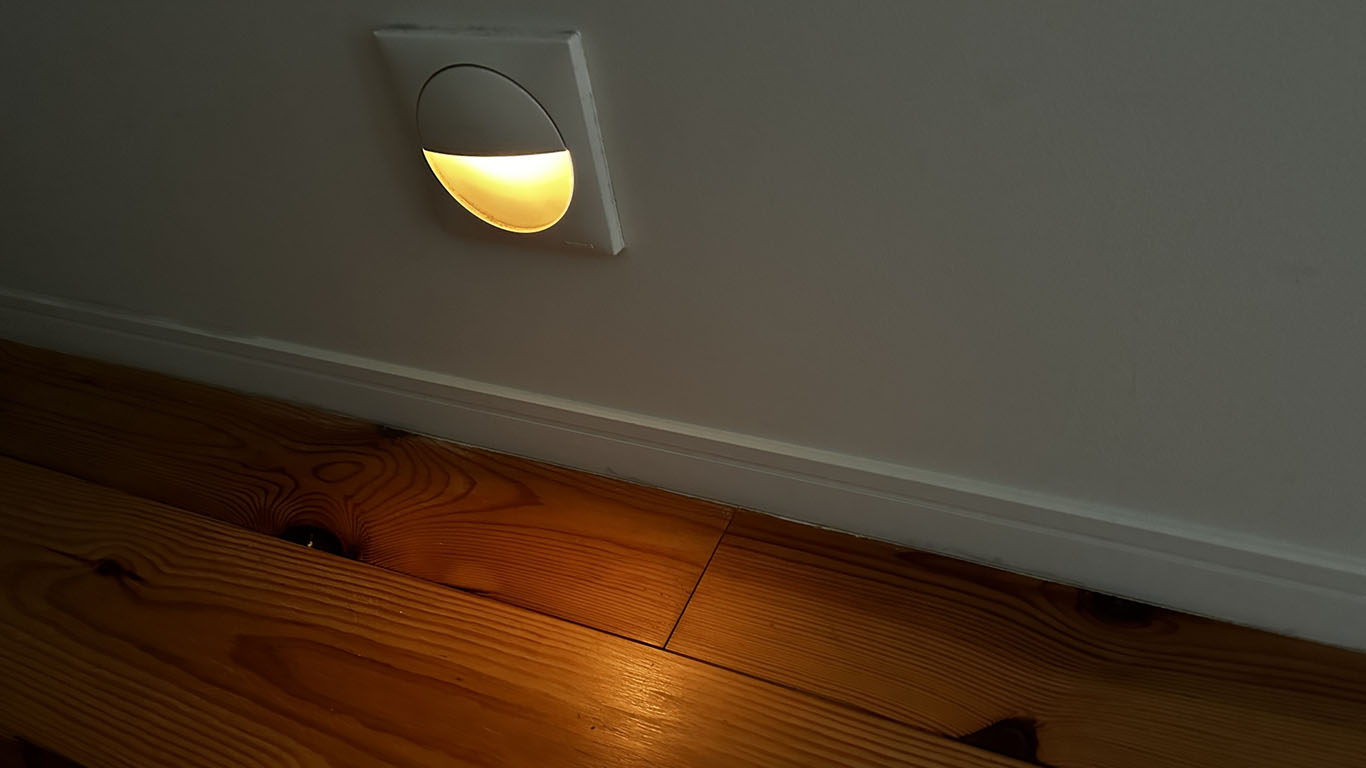 夜間の動線を安全に｜足元灯・センサーライトの活用法