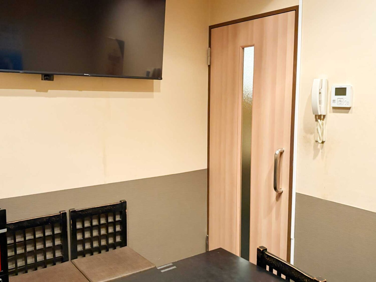 新横浜テナント工事　内装工事　リノベーション　ドアの入れ替え