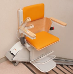 エスコートスリム　ひじ掛け足置き台連動