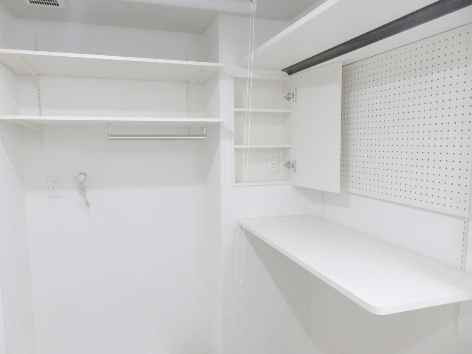 洗面脱衣室　有孔ボード